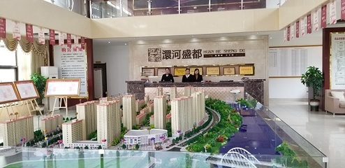 公園里,人在林水間,游園賞景,鳥語花香。